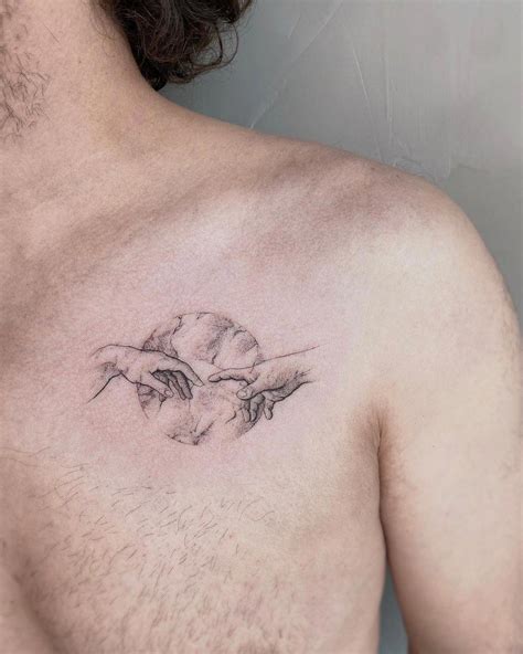 tatuajes pequeos tatuajes en el pecho para hombres|15 Tatuajes pequeños para hombres con un gran。